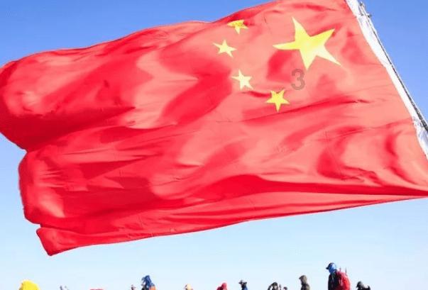 云南镇雄县山体滑坡救援持续,此次灾害属坡顶陡崖区发生崩塌